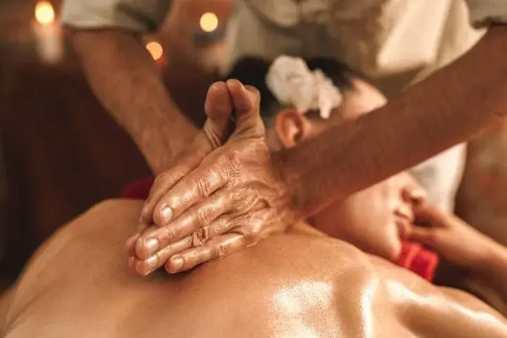 Abhyanga back massage with warm oil