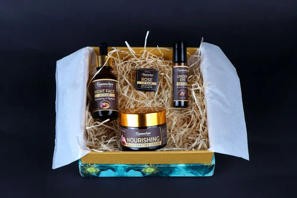 Face gift hamper with straw filling